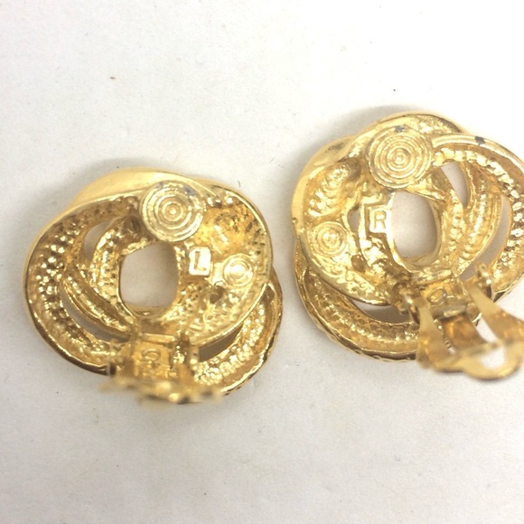 3/$30 VINTAGE 80S RUNWAY CLIP ON EARRINGS GOLD TONE SWIRL INTERLOCKING BUTTON - Picture 14 of 17